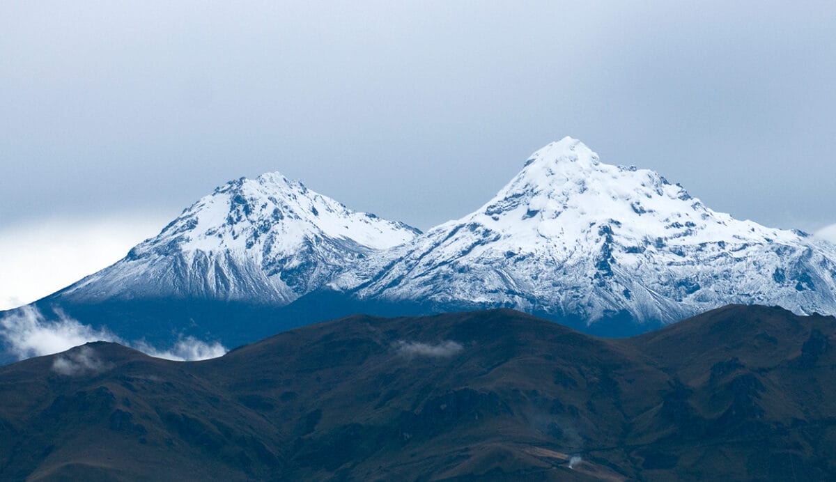 Regulatory double act: the twin peaks model